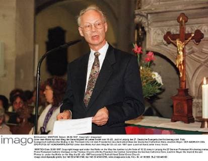 Unter dem Motto Auf dem Weg der Gerechtigkeit ist Leben findet vom 18.-22. Juni in Leipzig der 27. Deutsche Evangelische Kirchentag statt. Foto: Evangelisch-katholischer Dialog in der Thomaskirche mit dem Präsidenten des Zentralkomitees der deutschen Katholiken Hans Joachim Meyer. DER ABDRUCK DES EPD-FOTOS IST HONORARPFLICHTIG! Unter dem Motto Auf dem Weg der 34602 EDITORIAL USE ONLY