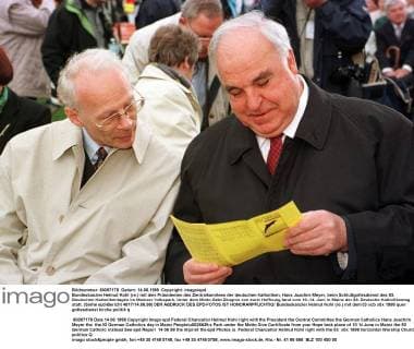 Bundeskanzler Helmut Kohl (re.) mit dem Präsidenten des Zentralkomitees der deutschen Katholiken, Hans Joachim Meyer, beim Schlußgottesdienst des 93. Deutschen Katholikentages im Mainzer Volkspark. Unter dem Motto Gebt Zeugnis von eurer Hoffnung fand vom 10.-14. Juni in Mainz der 93. Deutsche Katholikentag statt. (Siehe epd-Bericht 4817 14.06.98) DER ABDRUCK DES EPD-FOTOS IST HONORARPFLICHTIG! Bundeskanzler Helmut Kohl (re.) mit dem 40039 EDITORIAL USE ONLY