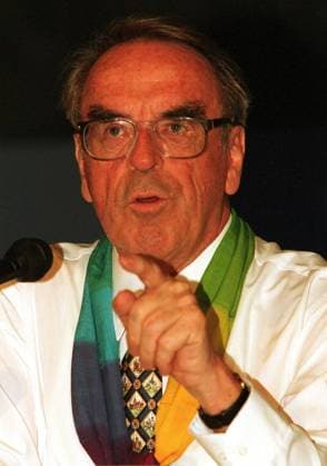 Der Tübinger Theologieprofessor Jürgen Moltmann hielt am 18.6.99 einen Vortrag zum Thema Gibt es ein Leben nach dem Tod? Wo sind die Toten? Unter dem Motto Ihr seid das Salz der Erde findet vom 16. bis 20.06.1999 in Stuttgart der 28. Deutsche Evangelische Kirchentag statt. DER ABDRUCK DES EPD-FOTOS IST HONORARPFLICHTIG! Der Tübinger Theologieprofessor Jürgen 45626 EDITORIAL USE ONLY