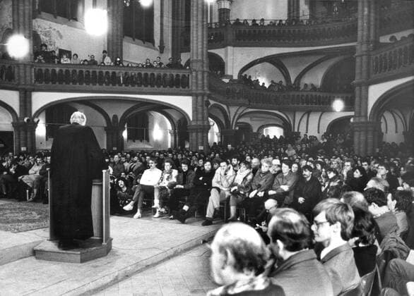 Gottesdienst am 07.03.1988 in der Berliner Gethsemanekirche, die Predigt vor etwa 1500 Besuchern hielt Bischof Gottfried Forck. DER ABDRUCK DES EPD-FOTOS IST HONORARPFLICHTIG! Gottesdienst mit Bischof Gottfried Forck am 07.03.1988 307876 EDITORIAL USE ONLY