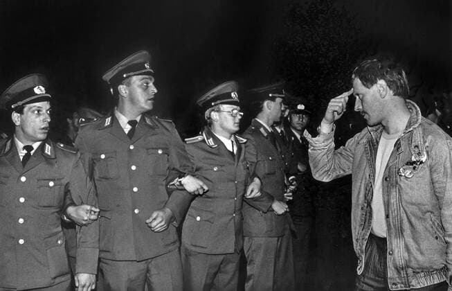 Mit dem massiven Einsatz und teilweise gewaltsamem Vorgehen von zivilen und uniformierten Sicherheitskräften ist am Abend des 40. Jahrestages der DDR-Gründung (07.10.1989) in Ost-Berlin eine mehrstündige Demonstration beendet worden. Es hatten sich zwischen 5.000 und 10.000 zumeist junge Menschen beteiligt. Der friedliche Zug, der sich auf der im Stadtzentrum gelegenen Prachtstrasse Unter den Linden spontan formierte, forderte in Sprechchören demokratische Reformen, Pressefreiheit, die Freilassung der politischen Gefangenen, sowie die Zulassung der DDR-weiten Reformbewegung Neues Forum . DER ABDRUCK DES EPD-FOTOS IST HONORARPFLICHTIG! Demonstration am Abend des 40. Jahrestages der DDR-Gründung 321347 EDITORIAL USE ONLY