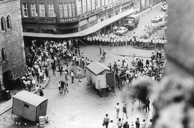 DDR-Volkspolizisten versperren am 18.09.1989 nach dem wöchentlichen Friedensgebet in der Leipziger Nikolaikirche den Kirchenbesuchern den Weg. Seit nunmehr 25 Jahren lädt die Leipziger Nikolaigemeinde allwöchentlich zu einem Friedensgebet in ihre Kirche ein. Das erste Treffen nach der diesjährigen Sommerpause am kommenden Montag (03.09.2007) hat die Arbeitsgruppe Friedensdienst vorbereitet, die auch das erste Treffen am 20. September 1982 gestaltet hatte. Die Friedensgebete haben sich aus der kirchlichen Friedensarbeit entwickelt und sind in den 80er Jahren zu einem Treffpunkt engagierter und systemkritischer Basisgruppen in der DDR geworden. Im Herbst 1989 bildeten die Friedensgebete in der Leipziger Nikolaikirche und anderer Innenstadtkirchen den Auftakt zu den friedlichen Großdemonstrationen auf dem Altstadtring, die maßgeblich zum Sturz des SED-Systems beitrugen. Nach der Wiederverei 4422 EDITORIAL USE ONLY