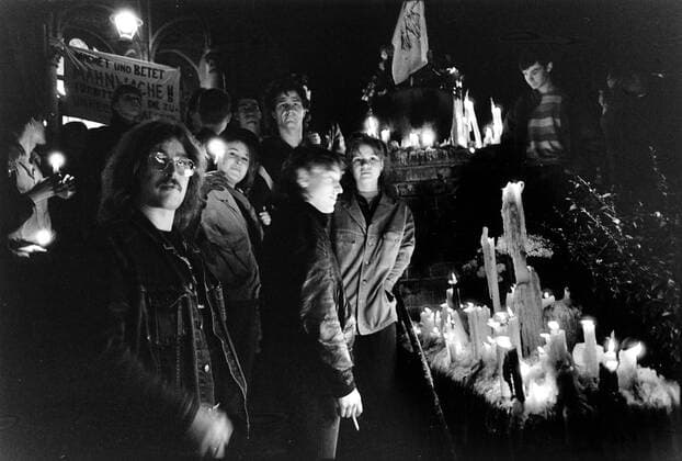 Mahnwache vor der Ost-Berliner Gethsemanekirche, aus Protest gegen die Inhaftierung von Teilnehmern der wöchentlichen Friedensandacht in der Leipziger Nikolaikirche und weiteren Verhaftungen in Ost-Berlin und Potsdam. DER ABDRUCK DES EPD-FOTOS IST HONORARPFLICHTIG! Mahnwache vor der Ost-Berliner Gethsemanekirche, 09.10.1989 5116 EDITORIAL USE ONLY