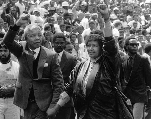 IMAGO History, Ende der Apartheid in Südafrika: 1990-1994 Nelson Mandela und seine Frau Winnie werden bei ihrer Ankunft in Johannesburg am 13.2.1990 von einer Menschenmenge jubelnd begrüsst. Mandela wurde am 11.2.1990 nach 27jähriger Haftzeit aus dem Gefängnis in Paarl bei Kapstadt freigelassen. Die Freilassung von Mandela war der Anfang vom Ende der Apartheid. Dass die Befreiung in Südafrika ohne Bürgerkrieg verlief, gilt bis heute als Wunder. Darüber, wie das gelang, streiten die Historiker. Nach Ansicht der meisten Experten steht fest, dass das Ende der Rassentrennung am Kap nicht nur Nelson Mandela und dem letzten weißen Präsidenten Frederik Willem de Klerk zu verdanken ist. Der Wandel hatte sich angekündigt. Das System der Apartheid hatte schlicht versagt , sagt die südafrikanische Soziologin Kogila Moodley. (Siehe epd-Bericht vom 2.4.04) DER ABDRUCK DES EPD-FOTOS IST HONORARPFLICHTIG! Nach 27jähriger Haftzeit ist der 6159 EDITORIAL USE ONLY