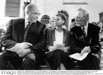 In Anwesenheit von Bundespräsident Richard von Weizsäcker, Bundeskanzler Helmut Kohl, dem bisherigen DDR-Ministerpräsidenten Lothar de Maiziere sowie weiterer Persönlichkeiten aus Politik und Gesellschaft hat am Mittwoch, 3. Oktober, aus Anlaß der Vereinigung Deutschlands in der Ost-Berliner Marienkirche ein ökumenischer Gottesdienst stattgefunden. Foto v.l.n.r.: Helmut Kohl, Frau de Maiziere, Lothar de Maiziere. Siehe epd-Meldung 5017 3.10.90; ZA v.4.10. DER ABDRUCK DES EPD-FOTOS IST HONORARPFLICHTIG! In Anwesenheit von Bundespräsident 8308 EDITORIAL USE ONLY