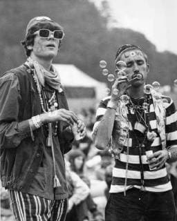 Flower Power at Woburn Abbey unidentifed british flower children dressed in a array of garments with floral offerings and painted bodies and faces in the grounds of Woburn Abbey Bedford on the second day of a three day Love In 1967 blowing bubbles , Sonnenbrille UnitedArchives00934117 