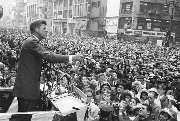 Kennedy Addresses Garment Workers - 27 October 1960 Democratic Presidential Candisate Senator John F Kennedy speaks from a raised dias to a vast crowd of garment workers during his tour of the garment district of New York. Crowds of 200,000 welcomed Kennedy to the rally at 37th and 7th Avenue. Credit: www.TopFoto.co.uk UnitedArchives00936937 
