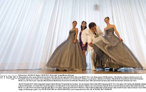 Praesentation des neuen Debuetantenkleids fuer den Semperopernball 2014, Dienstag (09.07.13) in der Glaesernen VW Manufaktur, Die Models Johanna Spirling (re.) und Elisabeth Henig mit Uwe Herrmann, Designer des Debuetanten-Kleids und Tanzlehrerin Sabine Lax posieren. RM001