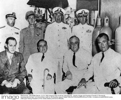 Getulio Vargas and President Franklin D Roosevelt , accompanied by their civil and military staff at the Brazilian base of Natal  UnitedArchives00938450