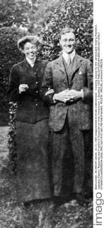 Berühmte Feministinnen, Eleanor Roosevelt Clowning around for the camera and holding Franklin s cigarette Eleanor Roosevelt and Franklin D Roosevelt on thieir honeymoon in Scotland 1905  UnitedArchives00938504