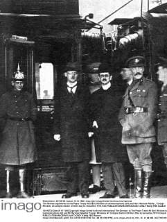 The German signatories to the Peace Treaty Herr Bell, Minister of communications (left) and Herr Hermann Müller , Foreign Minister, at Cologne station on their way to Versailles 1919, Köln  UnitedArchives00939883