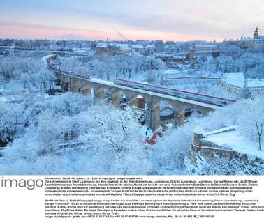  Die schneebedeckte Stadt Luxemburg mit dem Aquädukt in der Abenddämmerung, Luxemburg, Distrikt Luxemburg, Luxemburg, Europa ibldpo03461363.jpg
