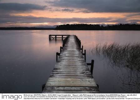 Steg am Lake Mahinapua zu Sonnenaufgang ibxaxs03338829.jpg