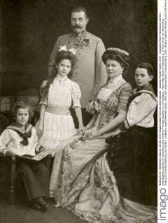 Austrian Royal Family 1914 : Archduke Franz Ferdinand with his wife Sophie Duchess of Hohenberg and children Princess Sophie von Hohenberg , Maximilian Duke of Hohenberg , Prince Ernst von Hohenberg  UnitedArchives00943406