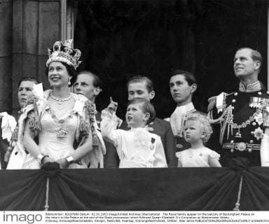 The Royal family appear on the balcony of Buckingham Palace on the return to the Palace at the end of the State proccession which followed Queen Elizabeth II s Coronation at Westminster Abbey. , Krönung, Krönungsfeierlichkeiten, Königin, Festivität, Feiertag, Krönungsfeierlichkeit, 1950er, 50er Jahre  UnitedArchives00955689