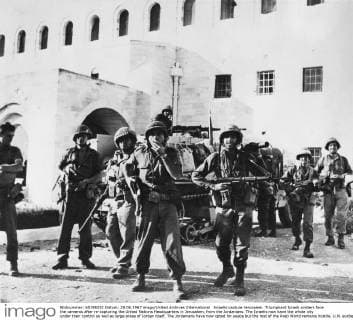 Israelis capture Jerusalem. Triumphant Israeli soldiers face the cameras after re-capturing the United Nations Headquarters in Jerusalem, from the Jordanians. The Israelis now have the whole city under their control as well as large areas of Jordan itself. The Jordanians have now opted for peace but the rest of the Arab World remains hostile. U.N. soldiers from India were rteported killed in the Jerusalem operation as the U.N. headquarters changed hands from the Jordanians to Israelis. 1967, Vereinte Nationen, UN  UnitedArchives00956082