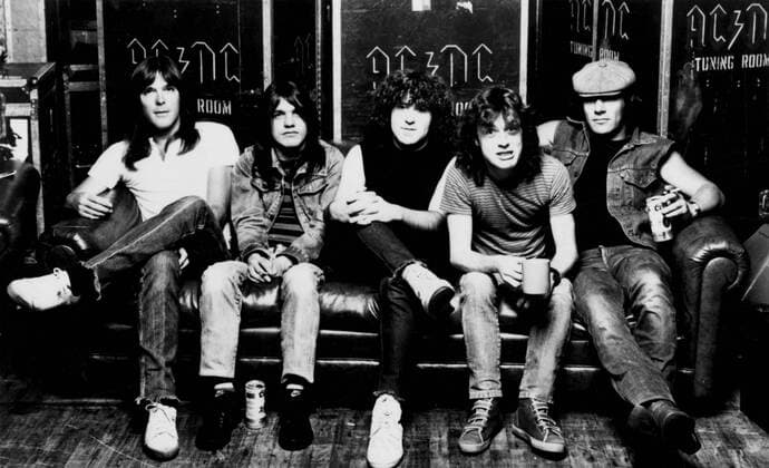 Mid 1980s photo of rock band, ACDC: l-r: Cliff Williams (bass), Malcolm Young (guitsr), Simon Wright (drums), Angus Young (guitar) and Brian Johnson (vocals).  UnitedArchives00956447