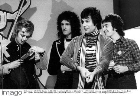 IMAGO ICONS: Freddie Mercury 1977: British rock-pop group, QUEEN, (l-r) Roger Taylor, Brian May, Freddie Mercury and John Deacon.  UnitedArchives00956555