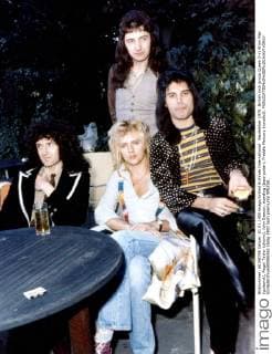 IMAGO ICONS: Freddie Mercury September 1976: British rock group Queen (l-r) Brian May (guitarist), Roger Taylor (drums), John Deacon, standing (bass guitar), Freddie Mercury (vocalist).  UnitedArchives00956561