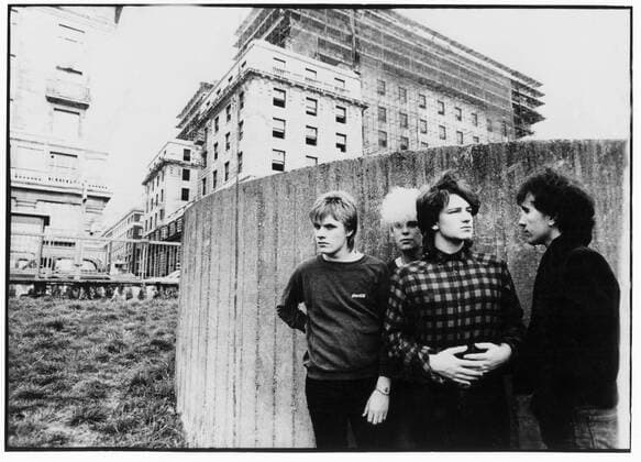 1981: Irish rock band, U2. Early promotional photograph. (l-r) Larry Mullen, Adam Clayton, Bono, The Edge.  UnitedArchives00956848