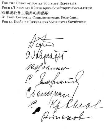 Russian delegates approve UN Charter 1945  UnitedArchives01005073