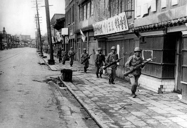 Korea-Krieg 1950-1953 - Aufnahmedaten geschätzt Infantrymen of the South Korean 1st Division on the main street of the captured North Korean capital Pyongyang. 25th October 1950  UnitedArchives01005991