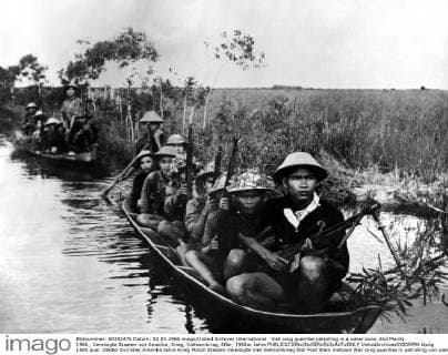 IMAGO History, Vietnamkrieg: 1955-1975 Viet cong guerillas patrolling in a water zone. 2nd March 1966., Vereinigte Staaten von Amerika, Krieg, Vietnamkrieg, 60er, 1960er Jahre  UnitedArchives01005994