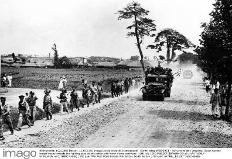 Korea-Krieg 1950-1953 - Aufnahmedaten geschätzt South Korean troops move towards the fighting zone as the battle with North Korea continues. 10th July 1950  UnitedArchives01006003