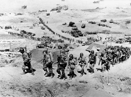 IMAGO History, Zweiter Weltkrieg: 1939 - 1945 US troops arrive for Normandy invasion 1944  UnitedArchives01006422