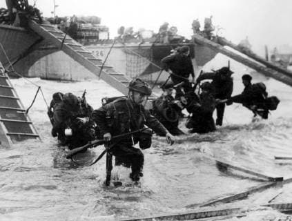 IMAGO History, Zweiter Weltkrieg: 1939 - 1945 Royal Marine commando troops making their way ashore for the D-day landings at Normandy. 1944  UnitedArchives01010616