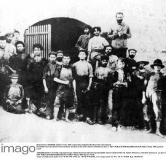 David Ben Gurion (centre) with his fellow workers a the wine cellars of Rishon le Zion in 1907.  UnitedArchives01012003