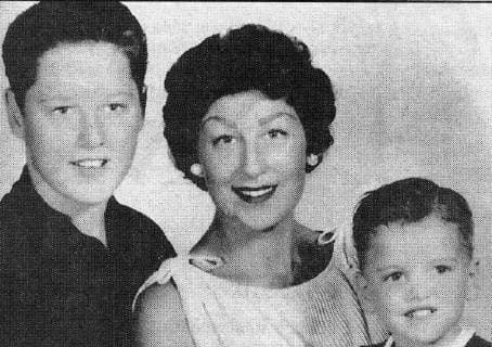 US President Bill Clinton as a boy with his mother, Virginia and his brother, Roger.  UnitedArchives01012131 o0 Aufnahmedatum geschätzt