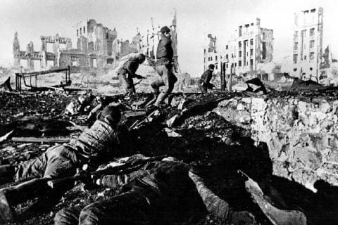 IMAGO History, Zweiter Weltkrieg: 1939 - 1945 Battle for a house in the centre of Stalingrad 1942  UnitedArchives01013029