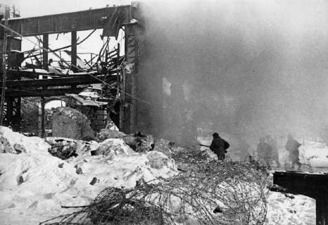 IMAGO History, Zweiter Weltkrieg: 1939 - 1945 Stalingrad 1943. Fighting in the vicinity of the Red October factory.  UnitedArchives01013034