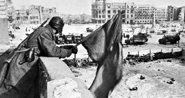 IMAGO History, Zweiter Weltkrieg: 1939 - 1945 The Red Flag glies over the batterd ruins of Stalingrad  UnitedArchives01013043