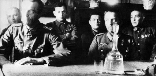 IMAGO History, Zweiter Weltkrieg: 1939 - 1945 1943 Stalingrad Paulus at interrogation by Commander of 64th Amy General Shumilov Paulus, Friedrich von German marshal in World War II; planned German invasion of Soviet Union; defeated and surrendered at battle of Stalingrad 1942-1943; testified for Soviet prosecution during Nuremberg trials _1890-1957 , Nürnberg  UnitedArchives01013044