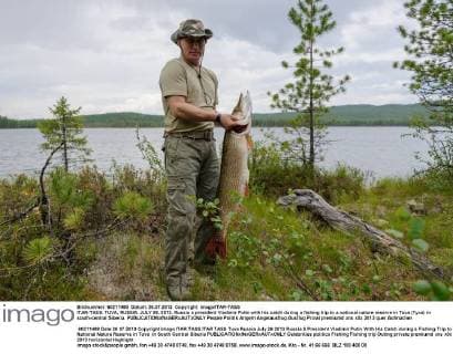 ITAR-TASS: TUVA, RUSSIA. JULY 26, 2013. Russia s president Vladimir Putin with his catch during a fishing trip to a national nature reserve in Tuva (Tyva) in south-central Siberia.  Aufmacher RE123560