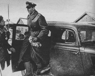 IMAGO History, Zweiter Weltkrieg: 1939 - 1945 Field Marshal Paulus Commander of the German Sixth Army arriving at Red Army HQ at Stalingrad for interrogation after his surrender Â  UnitedArchives01015986