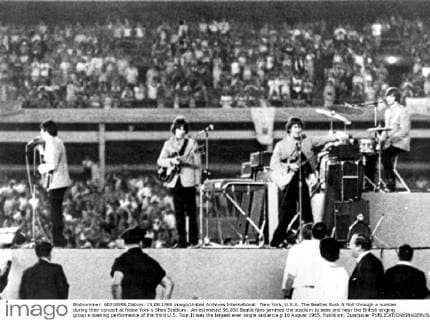 New York, U.S.A: The Beatles Rock N Roll through a number during their concert at Ndew York s Shea Stadium . An estimated 56,000 Beatle fans jammed the stadium to seee and hear the British singing group s opening performance of the third U.S. Tour.It was the largest ever single audience.g 16 August 1965, Publikum, Zuschauer  UnitedArchives01017040