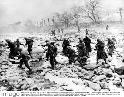 Korea-Krieg 1950-1953 - Aufnahmedaten geschätzt UN Forces move back to safety. These are Turkish troops. December 1950  UnitedArchives01017639