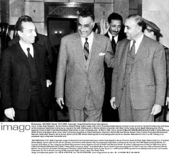 Cairo, United Arab Republic: Syrian Premier Salah El Bitar (right) walks with U.A.R. President Abdel Nasser (centre) on his arrival for Summit Conference with Nasser on the proposed federation linking Syria, Iraq and the UAR. Walking left is Michel Aflack co-founder with Bitar of the ruling Syrian Baath (Renaissance )Party. Egyption Chief of Staff, Field Marshal Abdel Hakimamer is seen in background. 19 March 1963, Kairo, Syrien  UnitedArchives01018175
