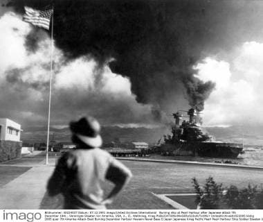 IMAGO History, Zweiter Weltkrieg: 1939 - 1945 Burning ship at Pearl Harbour after Japanese attack 7th December 1941 , Vereinigte Staaten von Amerika, USA, 2., II., Weltkrieg, Krieg  UnitedArchives01022005