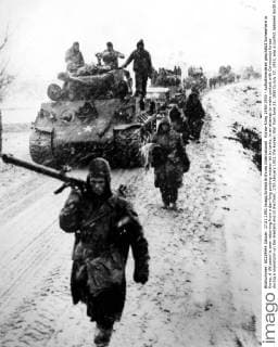 Korea-Krieg 1950-1953 - Aufnahmedaten geschätzt Somewhere in Korea. A UN patrol is seen returning from a day-long probing mission let by tanks, in an attempt to make contact with Communist forces during a snowstorm on the Western end of the front. 17th January 1951 The Korean War from June 25, 1950 to July 27, 1953, was a conflict between North Korea and South Korea  UnitedArchives01022710