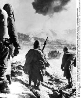 Korea-Krieg 1950-1953 - Aufnahmedaten geschätzt Gallant American Marines, forced to drop back all along the line, fight a holding action against onslaught of Red Chinese...The reds were threatening Wonju, wouth of Seoul, in their drive. Thick black smoke is the result of planes having dropped napalm bombs..... January 1951  UnitedArchives01022719