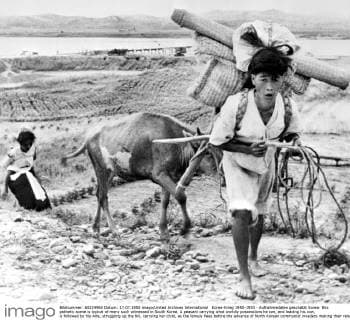 Korea-Krieg 1950-1953 - Aufnahmedaten geschätzt Korea: this pathetic scene is typical of many such witnessed in South Korea. A peasant carrying what worldly possessions he can, and leading his cow, is followed by his wife, struggling up the hill, carrying her child, as the famuly flees before the advance of North Korean communist invaders making their relentless way towards Taejon.. 17 July 1950 The Korean War from June 25, 1950 to July 27, 1953, was a conflict between North Korea and South Korea  UnitedArchives01022726