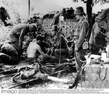 Korea-Krieg 1950-1953 - Aufnahmedaten geschätzt The scene as wounded American soldiers receive medical attention at a first aid station somewhere in Korea when the war of the United Nations continues against the Communist aggression. 1950  UnitedArchives01022728