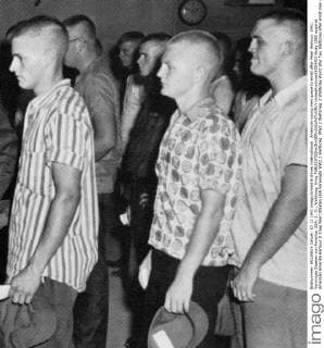 IMAGO History, Zweiter Weltkrieg: 1939 - 1945 American young men queue to enlist after Pearl Harbour. 1941, Vereinigte Staaten von Amerika, USA, 2., II., Weltkrieg, Krieg  UnitedArchives01024453