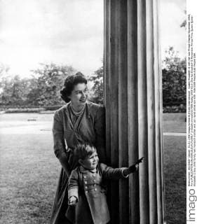 Queen Elizabeth II with her son Prince Charles November 1950, Prinz  UnitedArchives01027696