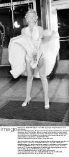 Ikonische Bilder der Zeitgeschichte New York: Making a series of scenes for the new film Seven Year Itch in Downtown Manhattan, New York, Marilyn Monroe is caught in the draught from this playful but naughty breeze from a subway grating. She tries hard to keep the skirt down but it seems to have be designed to co-operate with subway gratings and the general effect is very artistic. 16 September 1954  UnitedArchives01028130