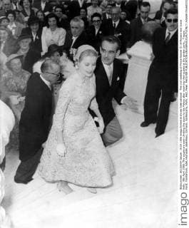 The civil wedding of Prince Rainier III of Monaco and Grace Kelly. !9th April 1956. The couple are seen climbing the stairs to the Palace after receiving their guests at the garden party., Treppe, Fürst, Fürstentum, Adel, Hochadel, Adelshaus, Grimaldi, Gartenparty, Party, Fest, Feier, Festivität  UnitedArchives01029117